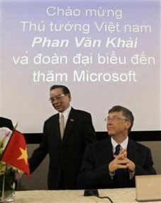 Thủ tướng Phan Văn Khải<br>đến thăm Công ty Microsoft.