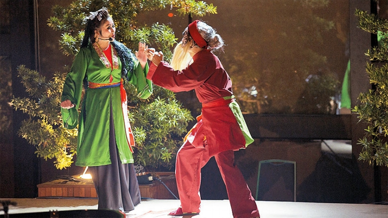 Một cảnh trong vở tuồng "Lửa" với sự thể hiện pi-a-nô của nghệ sĩ Phó An My. Ảnh: HOÀNG KHÁNH