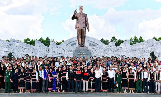 Đồng bào Tây Nguyên bên Tượng đài Bác Hồ ở Gia Lai. Ảnh: ĐỨC THỤY