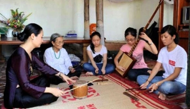 Nghệ nhân Nguyễn Thị Chúc truyền dạy ca trù cho các thế hệ sau. Ảnh: TTX.