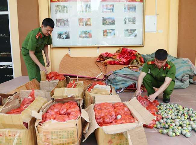 Công an TP Lạng Sơn chuẩn bị tiêu hủy pháo lậu.