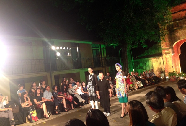 Hai trong số mẫu áo dài đầy tính phá cách của các nhà thiết kế trẻ.