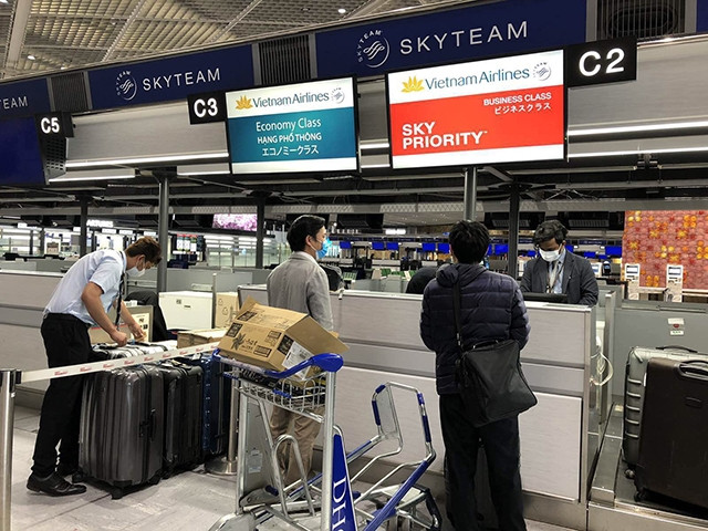 Hành khách làm thủ tục về nước tại sân bay Narita (Tokyo, Nhật Bản).