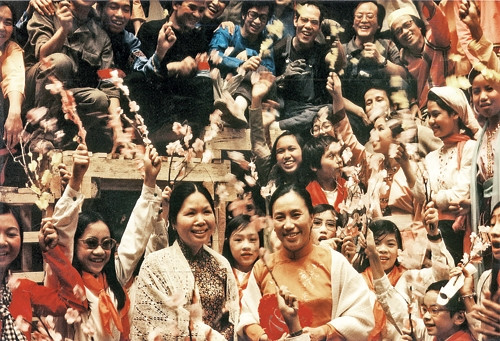 Bà Nguyễn Thị Bình (thứ ba, từ trái sang)chung vui đêm Tết Hòa bình cùng bà con Việt kiều tại Nhà hát Maubert-Mutualité ngày 3-2-1973.