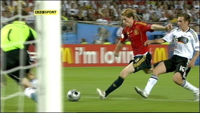 Tiền đạo Fernando Torres ghi bàn thắng duy nhất trong trận chung kết với Đức tại Euro 2008. (Ảnh: BBC)