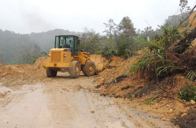 Sở Giao thông vận tải Kon Tum điều hàng chục xe máy, phương tiện ứng trực tại các điểm xung yếu giao thông để thông tuyến sạt lở.