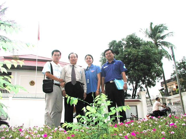 Lâm Đình Thắng tại Lãnh sự Việt Nam vùng Nam Lào trong một chuyến đi tình nguyện.