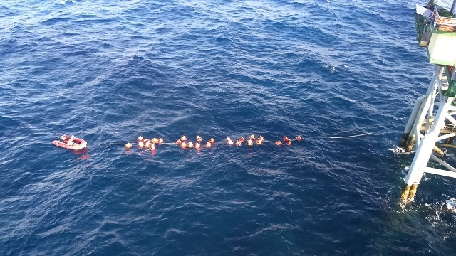 Các đặc công nhà giàn luyện tập. 