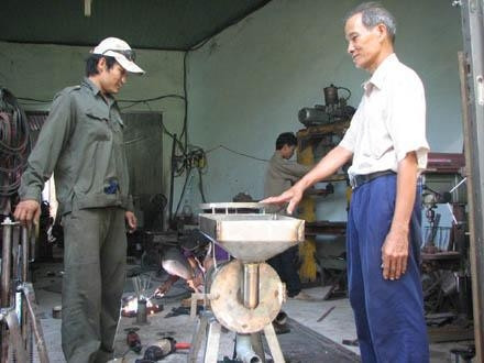 Ông Nguyễn Xuân Thọ hướng dẫn công nhân sử dụng máy ép bún tự động.