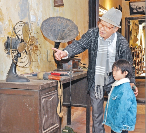  Du khách tham quan ngôi nhà di sản 87 Mã Mây (Hà Nội). Ảnh:MINH QUYẾT.