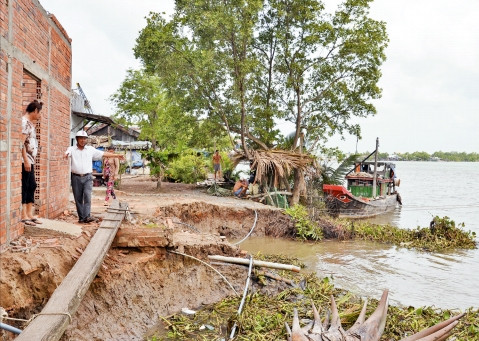 các hộ dân ven sông Rạch cát (ấp chợ, xã Long Hựu Đông, huyện cần Đước, tỉnh Long An) chưa hết lo lắng vì tình trạng sạt lở.