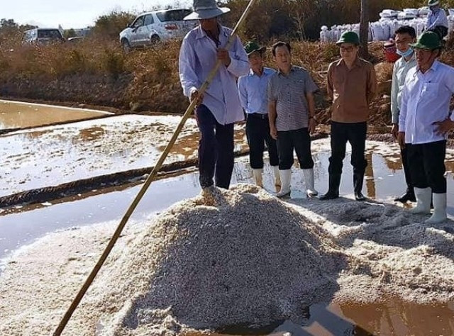 Thường trực Tỉnh ủy Bạc Liêu thăm hỏi, động viên bà con làm nghề muối của tỉnh. (Ảnh: Phan Thanh Cường)