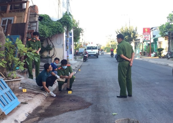 Cơ quan chức năng khám nghiệm hiện trường.