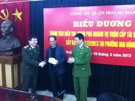 Công an quận Hoàng Mai trao trả tài sản bị mất cắp cho ông Trần Văn Hóa.