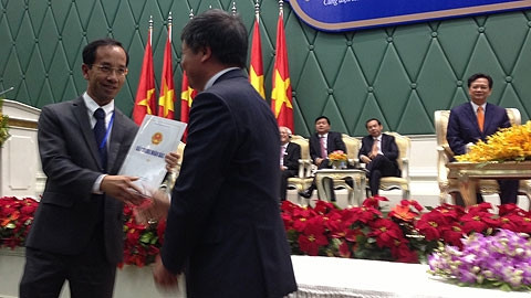 Lãnh đạo Bộ KH-ĐT trao giấy phép đầu tư nhà máy sữa và các sản phẩm liên quan sữa cho đại diện Vinamilk.