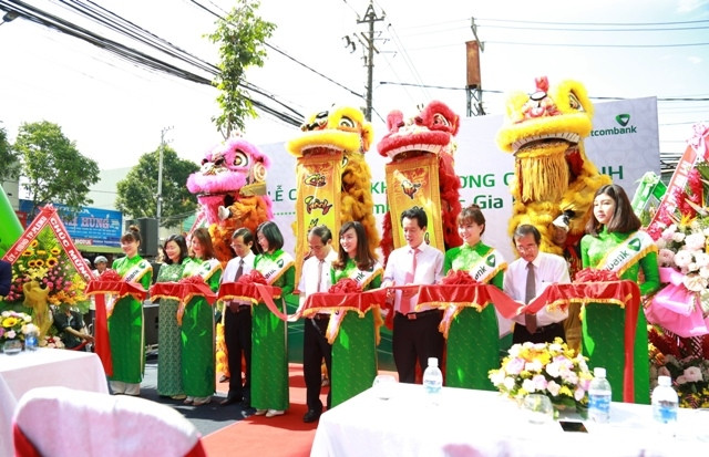 Các đại biểu cắt băng khai trương chi nhánh Vietcombank Bắc Gia Lai.
