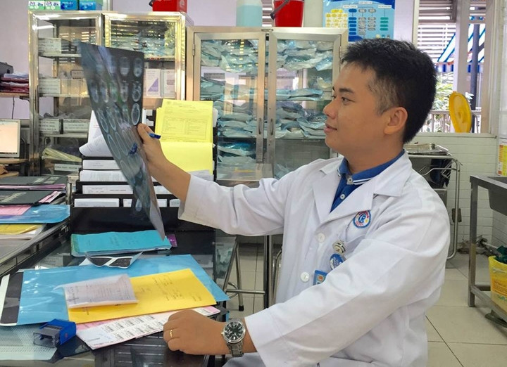 Bác sĩ Lê Phước Đại (Bệnh viện Chợ Rẫy) trong một buổi trực cấp cứu.