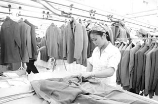 May Veston ở công ty cổ phần may Nhà Bè
(Tập đoàn Dệt may Việt Nam).