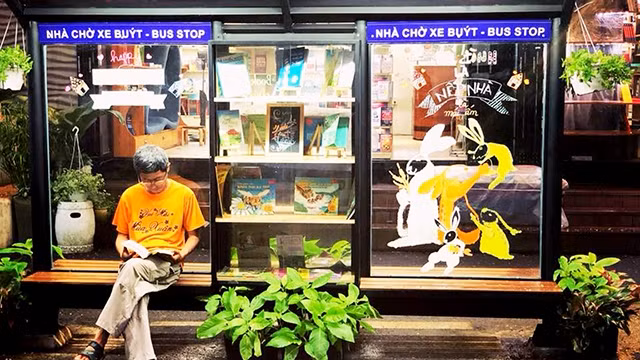 Ngoạn mục “sách chuyền tay”!