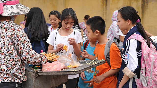 Thức ăn không nguồn gốc được bán tràn lan trên đường phố. Ảnh: HẢI ANH