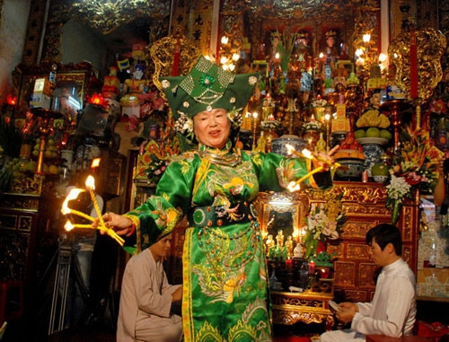 Hát văn là hình thức lễ nhạc gắn liền với nghi thức hầu đồng của tín ngưỡngTứ phủ (Đạo Mẫu) và tín ngưỡng thờ Đức Thánh Trần (Đức Thánh Vương Trần Hưng Đạo), một tín ngưỡng dân gian Việt Nam.