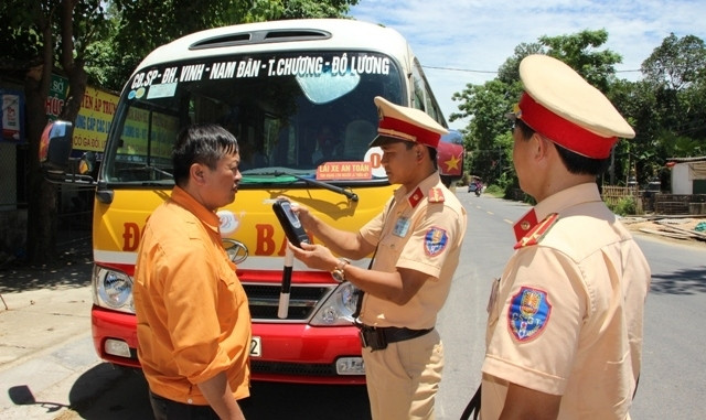 Lực lượng CSGT tăng cường kiểm tra nồng độ cồn tài xế xe buýt.