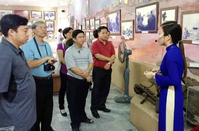 Du khách tham quan Bảo tàng Thành cổ Quảng Trị. Ảnh: CÔNG NGHĨA