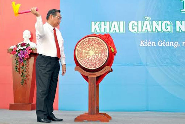 Đồng chí Lê Hồng Anh đánh trống khai giảng năm học mới.