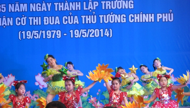 Học sinh trường mầm non thực hành Hoa Sen biểu diễn trong Lế kỷ niệm 35 năm thành lập trường. Ảnh: Lê Hà