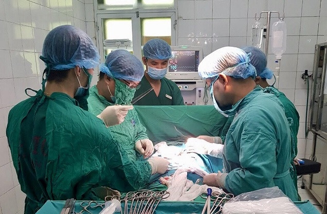 Cắt bỏ khối u trên má cho cụ ông 91 tuổi