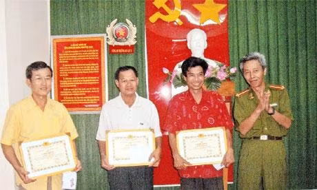 Quận Bình Tân khen thưởng quần chúng tham gia bắt cướp.