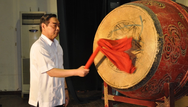 Đồng chí Lê Hồng Anh đánh trống khai giảng năm học mới.