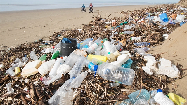 Rác thải trải dài trên một bờ biển của Australia. Ảnh: REPLAS