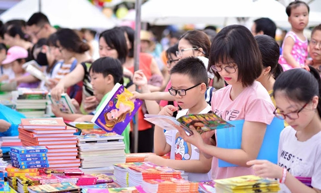 Sách của NXB Kim Đồng luôn thu hút các bạn đọc nhỏ.