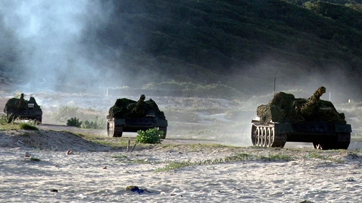 Ðội hình xe Su 100 của Tiểu đoàn 1038, Lữ đoàn 957, Vùng 4 (Quân chủng Hải quân) cơ động trên trường bắn.