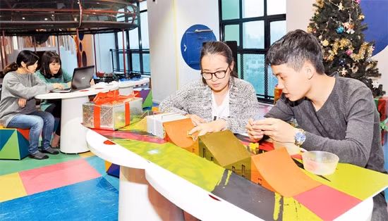Các bạn trẻ tại Thành phố sáng tạo (Hanoi Creative City). Ảnh: TRẦN HẢI