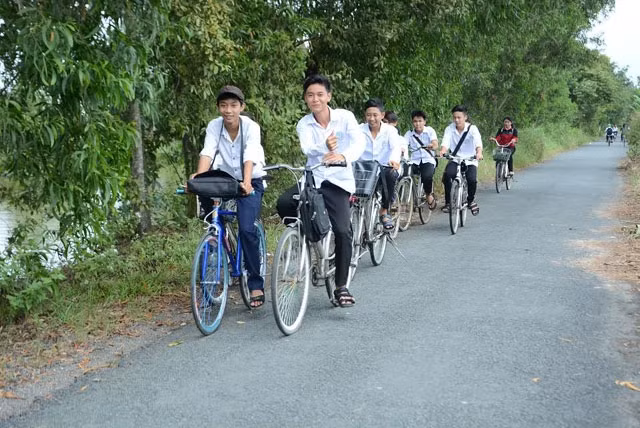 Học sinh Trường THPT Vĩnh Bình Bắc tan trường.