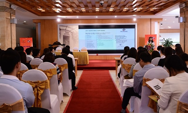 Đại diện HNX trình bày về hợp đồng mẫu chứng khoán phái sinh tại hội nghị.