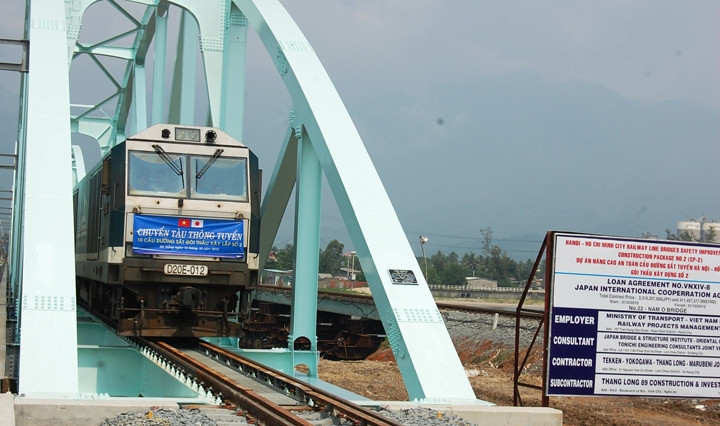 Cầu đường sắt Nam Ô (TP Đà Nẵng), thuộc dự án nâng cao an toàn cầu đường sắt tuyến Hà Nội - TP Hồ Chí Minh đã được thay dầm.