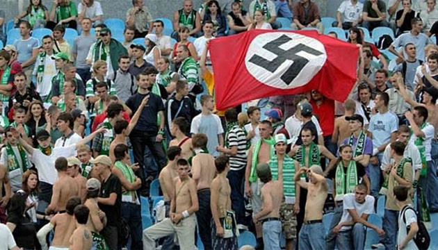 CĐV Ukraine vẫy cờ phát-xít trong một trận đấu hồi năm 2007. (Ảnh: Reuters)