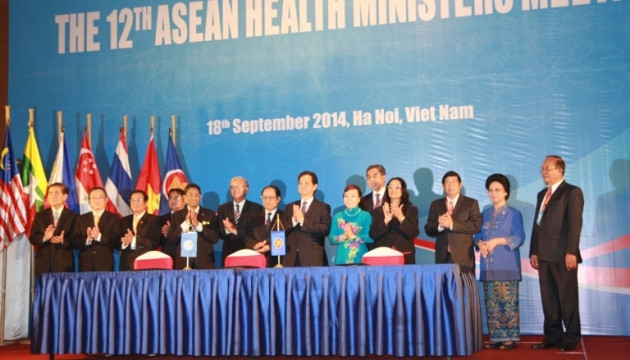Bộ trưởng Y tế các nước ASEAN và đại diện Tổ chức Y tế thế giới (WHO) đã ký kết bản ghi nhớ hợp tác y tế giữa ASEAN và WHO.