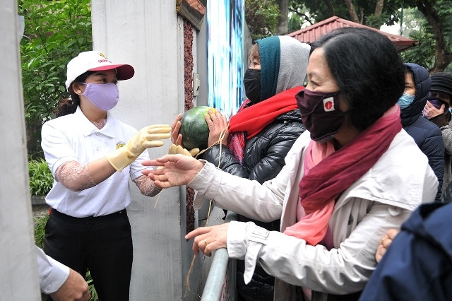 Nhân viên Đại sứ quán Nhà nước Qatar tại Hà Nội phát dưa hấu miễn phí cho người dân Thủ đô.