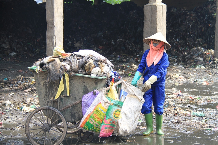 Công việc phân loại, vận chuyển rác tại Nhà máy chế biến phế thải đô thị Việt Trì vẫn rất thủ công.