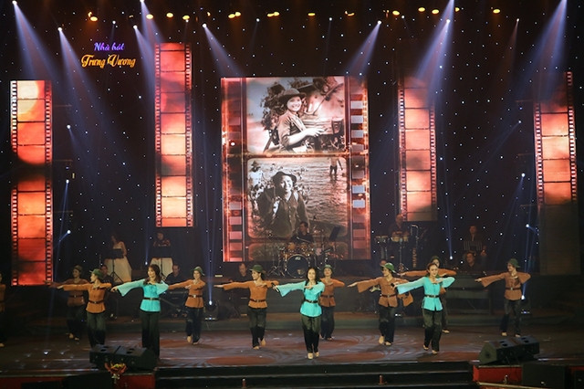 Một tiết mục trong Chương trình nghệ thuật kỷ niệm 60 năm thành lập Hội Nhạc sĩ Việt Nam diễn ra tại Ðà Nẵng (tháng 12-2017). Ảnh: THANH NHÃ