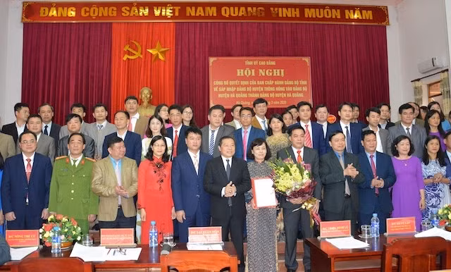 Thường trực Tỉnh ủy Cao Bằng chúc mừng Ban Chấp hành Đảng bộ huyện Hà Quảng sau sáp nhập.