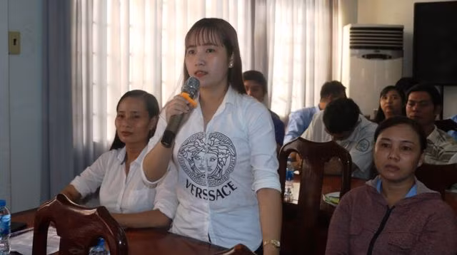 Công nhân nêu ý kiến tại diễn đàn.