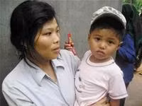 Cháu Thành lại trở về bên mẹ.