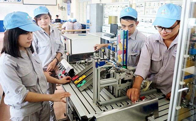 Giờ thực hành của học viên ngành điện - điện tử tại Trường cao đẳng Kỹ thuật công nghệ Bà Rịa - Vũng Tàu. Ảnh: HÀ THU