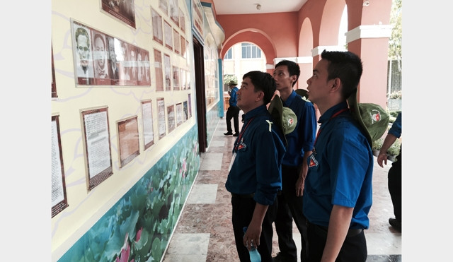 Thanh niên TP Hồ Chí Minh tham quan triển lãm về Chủ tịch Hồ Chí Minh tại Bến cảng Nhà Rồng.