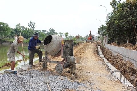 Người dân tham gia làm đường nông thôn ở làng Sen 3, xã Kim Liên, huyện Nam Ðàn (Nghệ An).